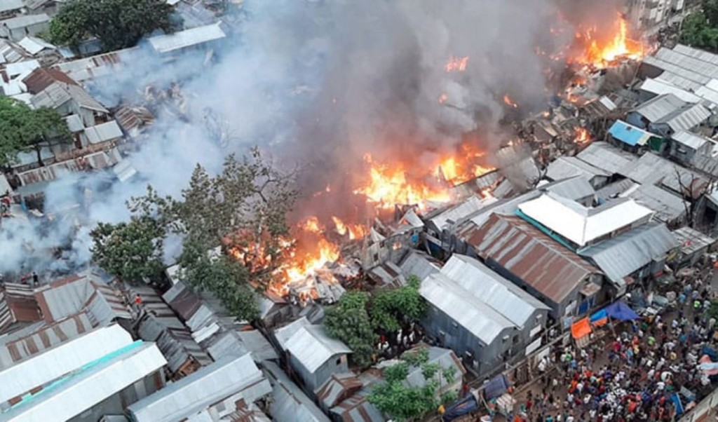 মহাখালীর বস্তিতে আগুন: ৫ ইউনিটের চেষ্টায় নিয়ন্ত্রণে 3 মহাখালীতে সাততলা বস্তিতে আগুন 1755682747 মহাখালীর বস্তিতে আগুন: ৫ ইউনিটের চেষ্টায় নিয়ন্ত্রণে