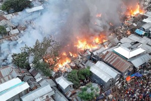 মহাখালীর বস্তিতে আগুন: ৫ ইউনিটের চেষ্টায় নিয়ন্ত্রণে