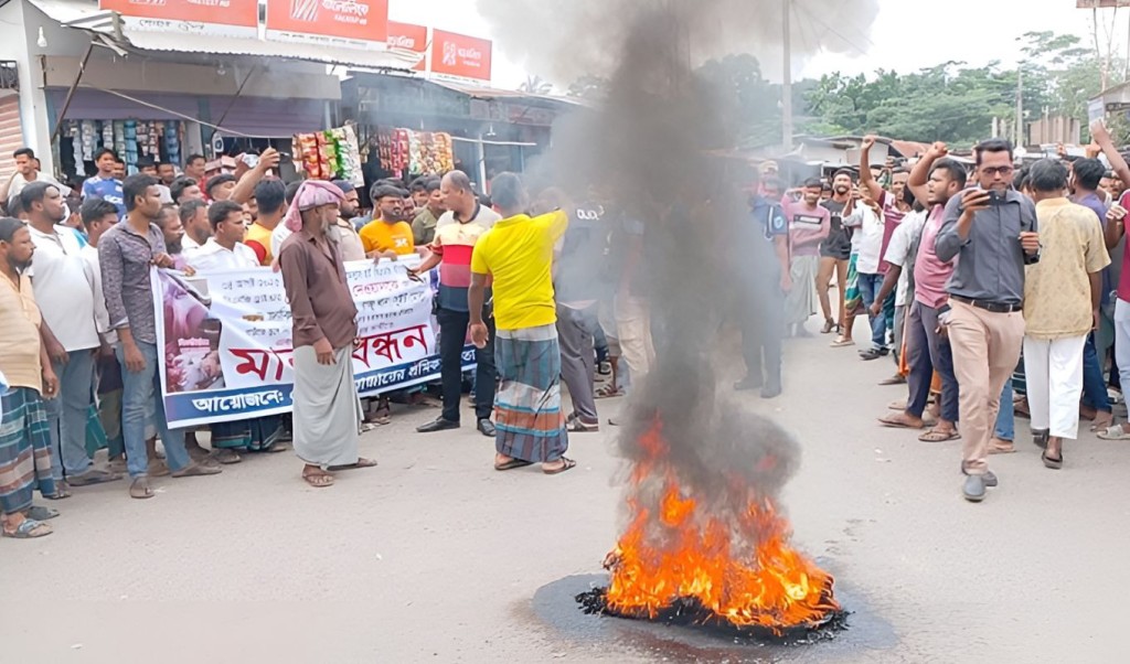 শ্রমিককে মারধরের প্রতিবাদে মহাসড়ক অবরোধ 4 মহাসড়ক অবরোধ 1754463090 শ্রমিককে মারধরের প্রতিবাদে মহাসড়ক অবরোধ