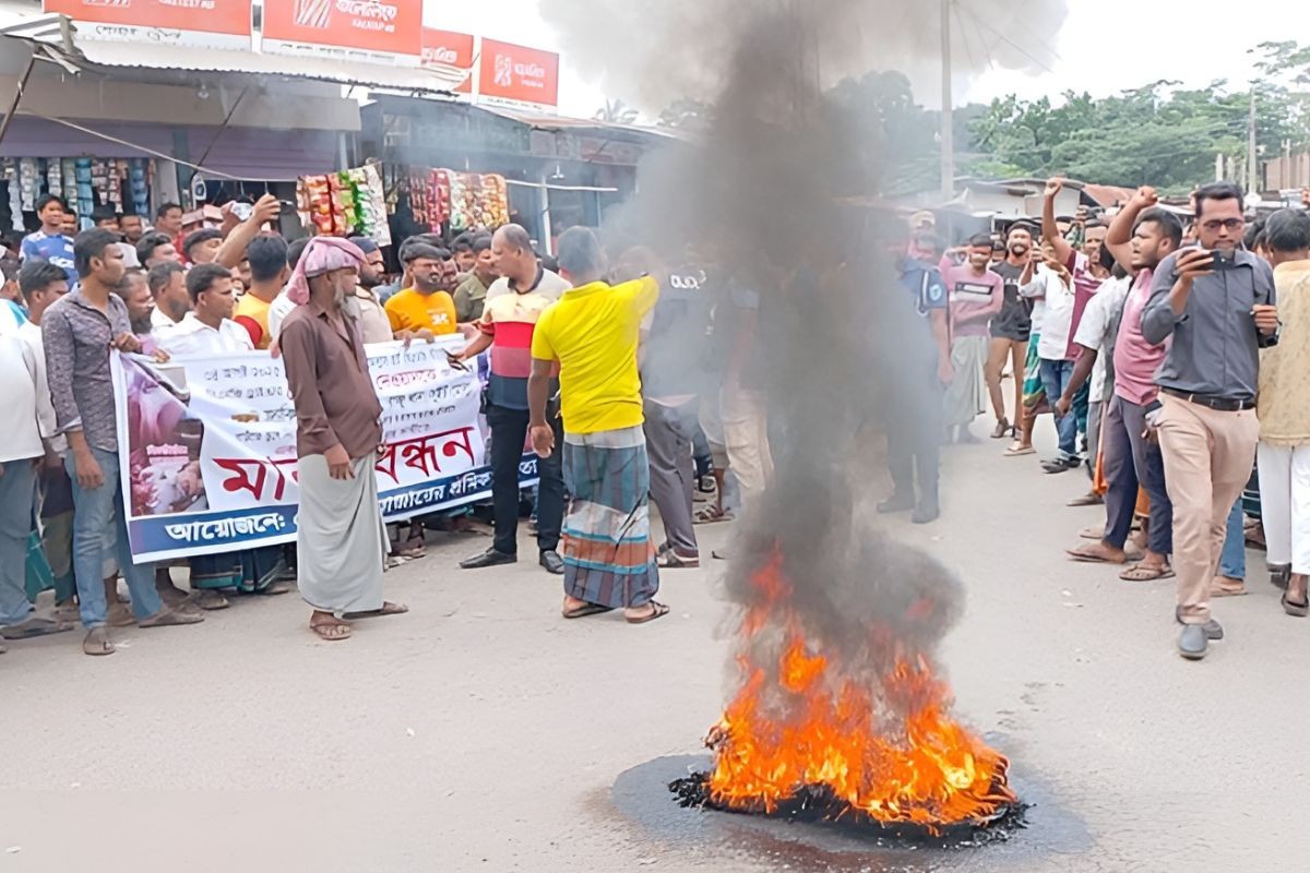 শ্রমিককে মারধরের প্রতিবাদে মহাসড়ক অবরোধ