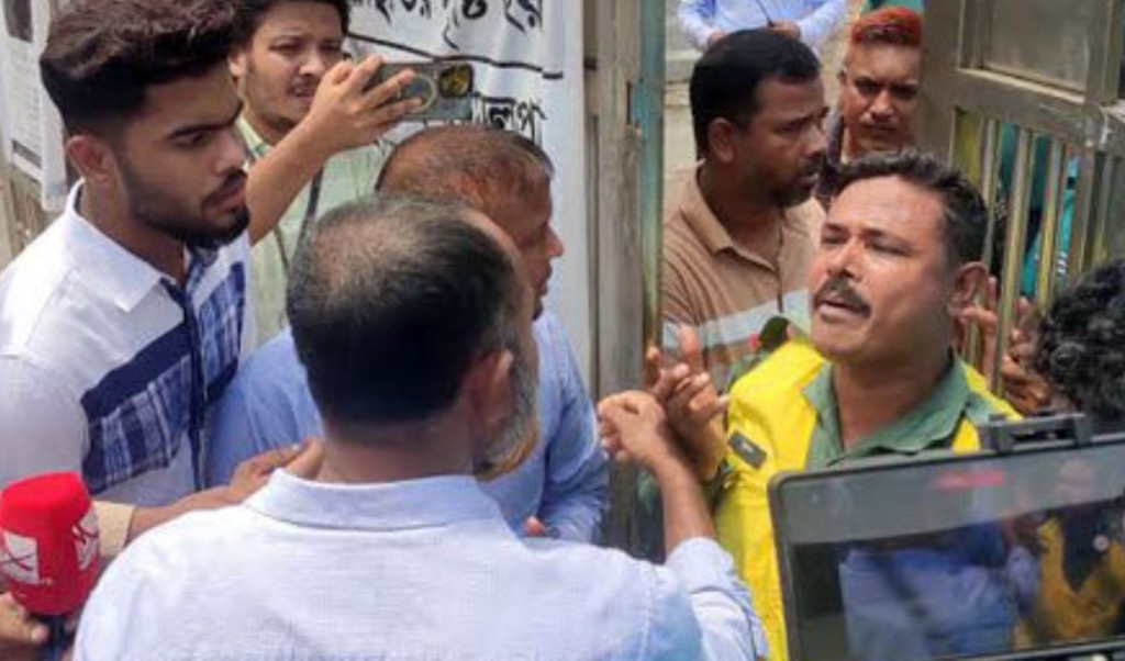 মাইলস্টোনে প্রবেশে সন্তানহারা বাবা-মাকে বাধা, হেনস্তার অভিযোগ 4 মাইলস্টোন ক্যাম্পাসে সন্তানহারা অভিভাবকদের প্রবেশে বাধা দেওয়ার অভিযোগ 1755446177 মাইলস্টোনে প্রবেশে সন্তানহারা বাবা-মাকে বাধা, হেনস্তার অভিযোগ