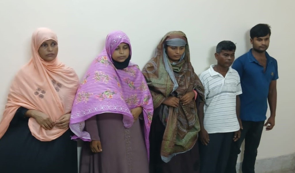 মাকে মারধরের ভিডিও ভাইরাল, ছেলে–পুত্রবধূসহ আটক ৫ 4 মাকে মারধরের ভিডিও ভাইরাল ছেলে–পুত্রবধূসহ আটক ৫ 1756614423 মাকে মারধরের ভিডিও ভাইরাল, ছেলে–পুত্রবধূসহ আটক ৫