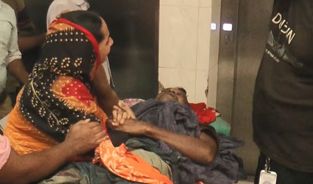 মাদারীপুরে চুরির অপবাদে নির্মম নির্যাতন: দুই চোখ হারানোর শঙ্কায় জাকির 4 মাদারীপুরে চুরির অপবাদে নির্মম নির্যাতন দুই চোখ হারানোর শঙ্কায় জাকির 1754925043 মাদারীপুরে চুরির অপবাদে নির্মম নির্যাতন: দুই চোখ হারানোর শঙ্কায় জাকির