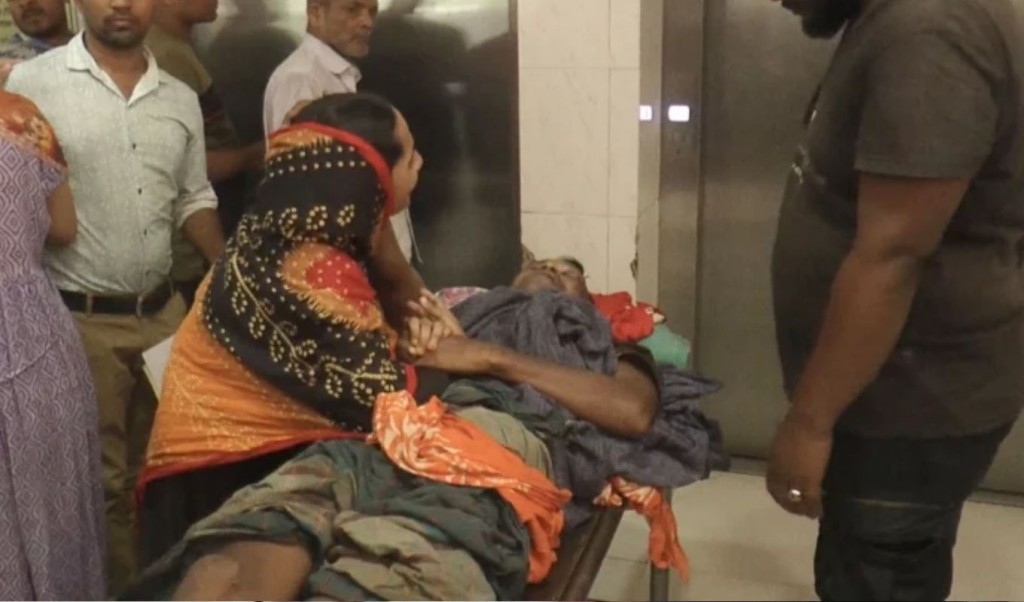 মাদারীপুরে চোর সন্দেহে তিনজনকে গণপিটুনি, একজনের চোখ তুলে ফেলার চেষ্টা 4 মাদারীপুরে চোর সন্দেহে তিনজনকে গণপিটুনি একজনের চোখ তুলে ফেলার চেষ্টা 1754826046 মাদারীপুরে চোর সন্দেহে তিনজনকে গণপিটুনি, একজনের চোখ তুলে ফেলার চেষ্টা