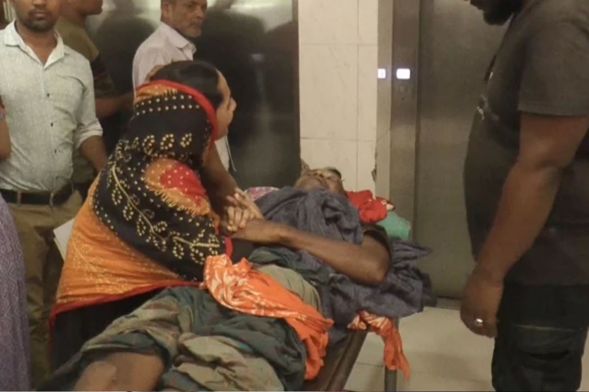 মাদারীপুরে চোর সন্দেহে তিনজনকে গণপিটুনি, একজনের চোখ তুলে ফেলার চেষ্টা