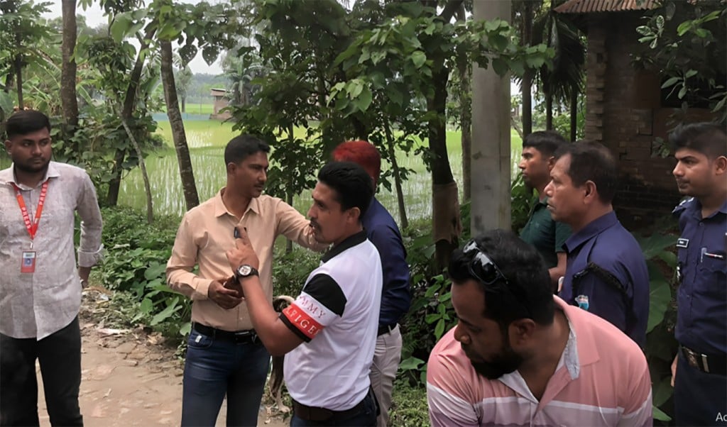 মানবাধিকার কর্মী সেজে ধরা 1754197469 নওগাঁয় ভুয়া সাংবাদিক-মানবাধিকারকর্মী সেজে জমি মিমাংসায় এসে আটক