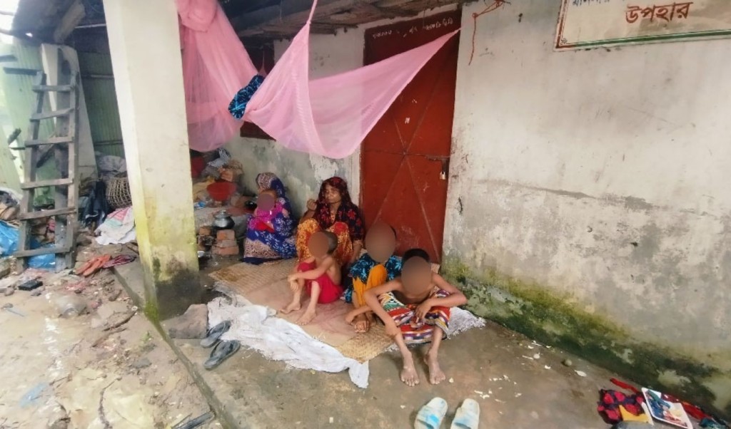 মালপত্র বের করে রিকশাচালকের ঘরে তালা 1755918693 সুদের টাকা না দেওয়ায় ঘরের মালপত্র বের করে রিকশাচালকের ঘরে তালা!