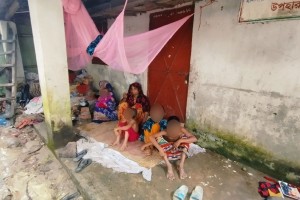 সুদের টাকা না দেওয়ায় ঘরের মালপত্র বের করে রিকশাচালকের ঘরে তালা!