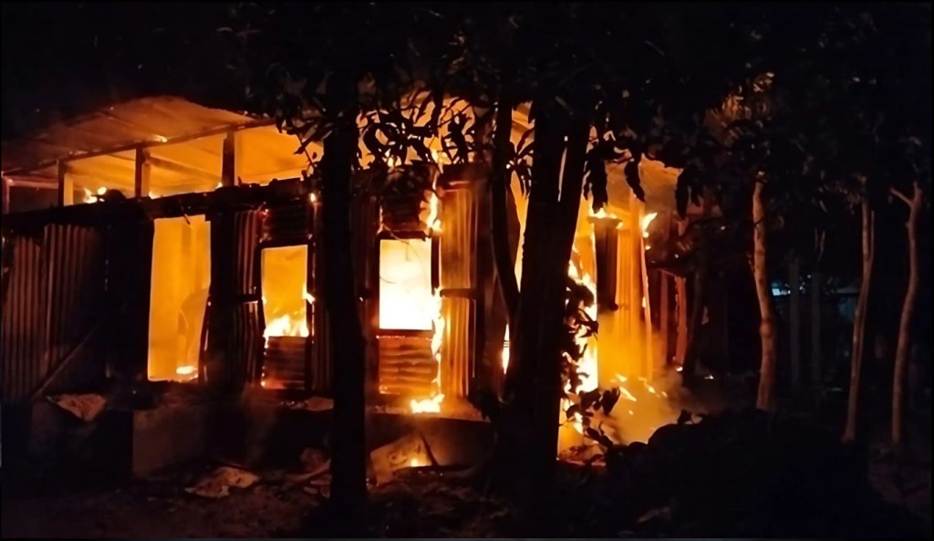 মুন্সীগঞ্জে হত্যা মামলার আসামি ও তার স্বজনদের ৮ বসতঘরে আগুন 1755494617 মুন্সীগঞ্জে হত্যা মামলার আসামি ও তার স্বজনদের ৮ বসতঘরে আগুন