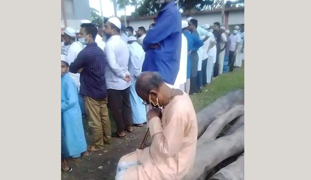মুসলিম বন্ধুর জানাজায় কান্নায় ভেঙ্গে পড় সেই সুধীর বাবু আর নেই 1756271557 মুসলিম বন্ধুর জানাজায় কান্নায় ভেঙ্গে পড়া সেই সুধীর বাবু আর নেই