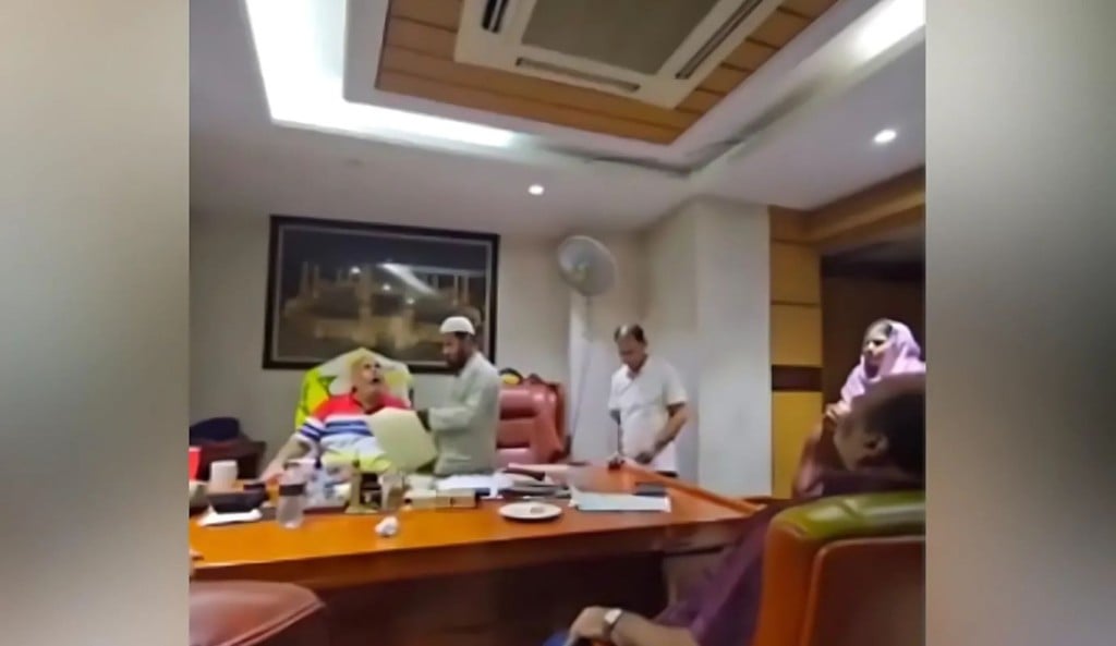 মৃত বাবাকে চেয়ারে বসিয়ে সম্পত্তি লিখে নেওয়ার ভিডিওর সত্যতা নিয়ে যা জানা গেলো 1755225127 ‘মৃত বাবাকে’ চেয়ারে বসিয়ে সম্পত্তি লিখে নেওয়ার ভিডিও সম্পর্কে যা জানা গেলো