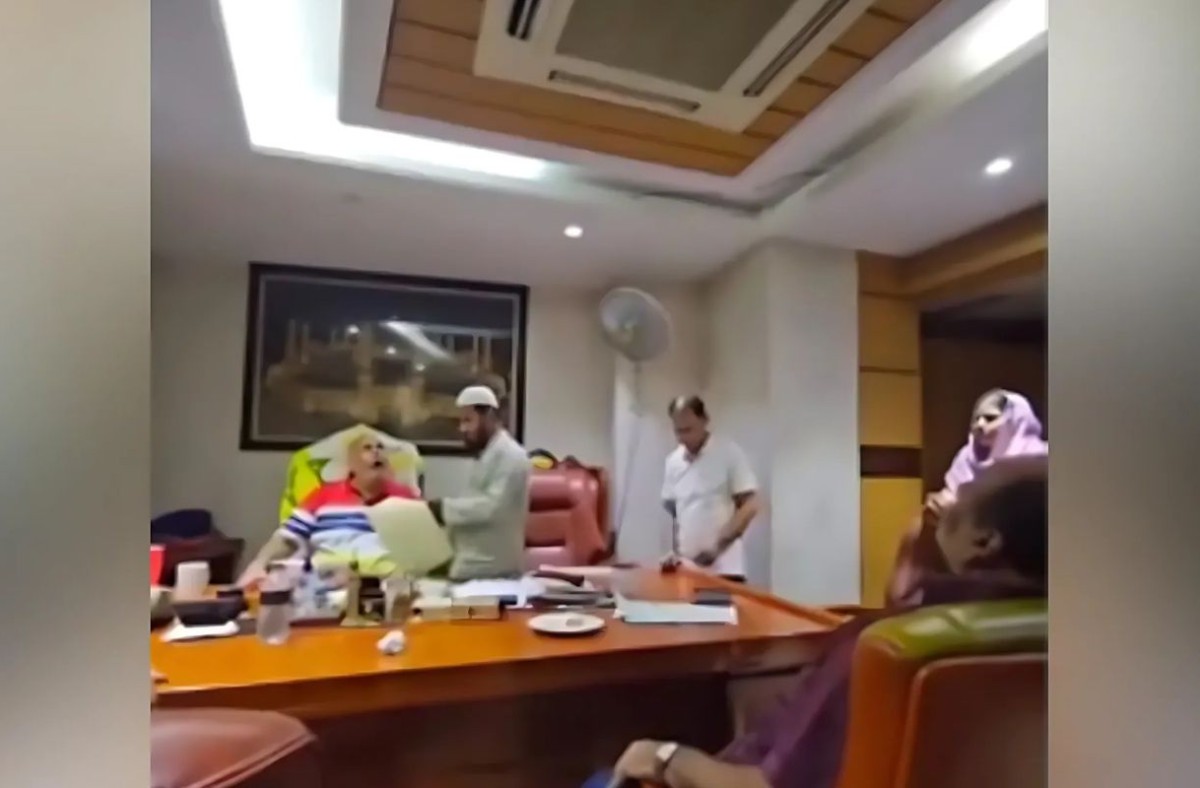 ‘মৃত বাবাকে’ চেয়ারে বসিয়ে সম্পত্তি লিখে নেওয়ার ভিডিও সম্পর্কে যা জানা গেলো