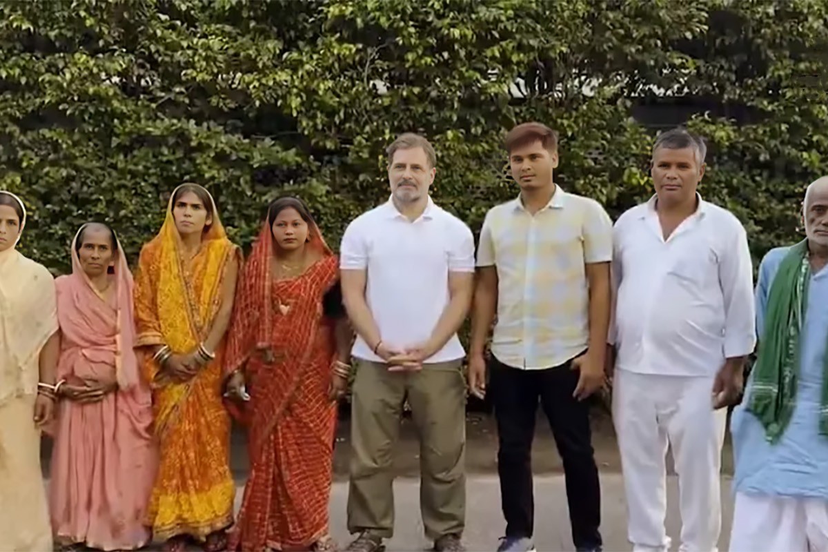 ‘মৃত’ ব্যক্তিদের সঙ্গে চা খেলেন রাহুল গান্ধী