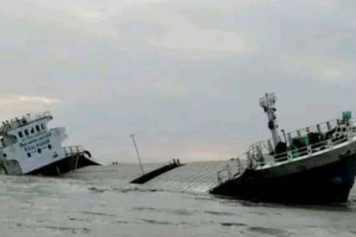 মেঘনায় সাড়ে ১৮ হাজার বস্তা সিমেন্টসহ ডুবে গেল জাহাজ