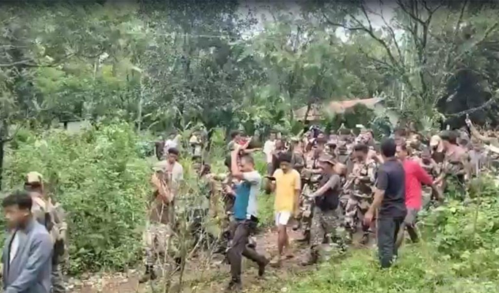 মেঘালয় সীমান্তে ভারতীয় নাগরিকের ওপর হামলা: পাঁচ বাংলাদেশি গ্রেপ্তার 3 মেঘালয় সীমান্তে ভারতীয় নাগরিকের ওপর হামলা পাঁচ বাংলাদেশি গ্রেপ্তার 1754925994 মেঘালয় সীমান্তে ভারতীয় নাগরিকের ওপর হামলা: পাঁচ বাংলাদেশি গ্রেপ্তার