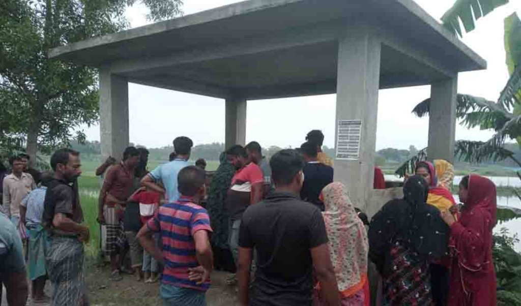 মেহেরপুরে বিল থেকে মাদকাসক্ত যুবকের লাশ উদ্ধার 3 মেহেরপুরে বিল থেকে মাদকাসক্ত যুবকের লাশ উদ্ধার 1754558323 মেহেরপুরে বিল থেকে মাদকাসক্ত যুবকের লাশ উদ্ধার
