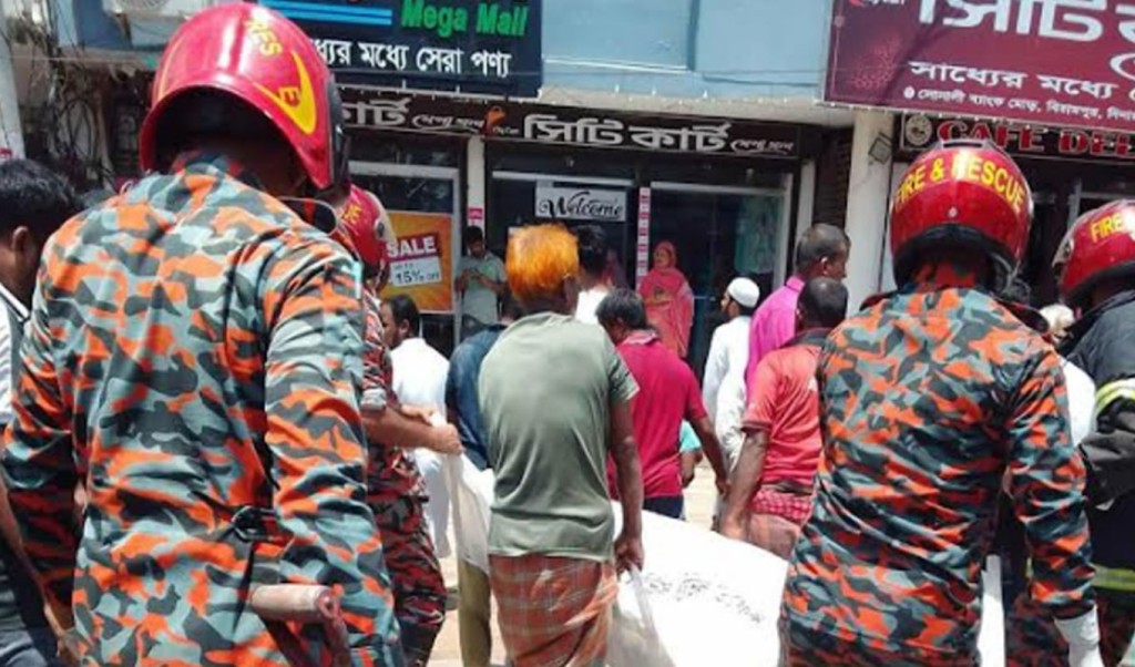 মোটরসাইকেল থেকে ছিটকে ট্রাকচাপা, মা-ছেলে নিহত 4 মোটরসাইকেল থেকে ছিটকে ট্রাকচাপা মা ছেলে নিহত 1755251919 মোটরসাইকেল থেকে ছিটকে ট্রাকচাপা, মা-ছেলে নিহত