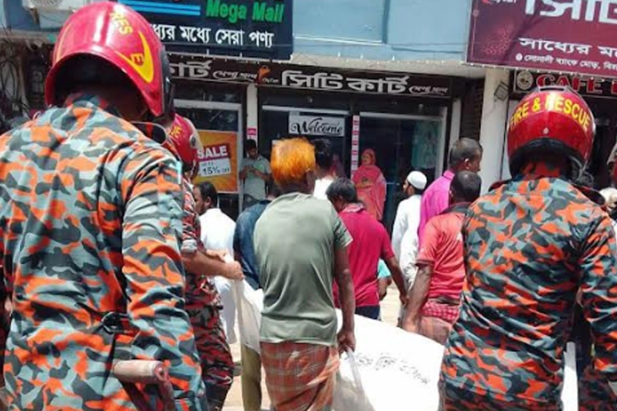 মোটরসাইকেল থেকে ছিটকে ট্রাকচাপা, মা-ছেলে নিহত