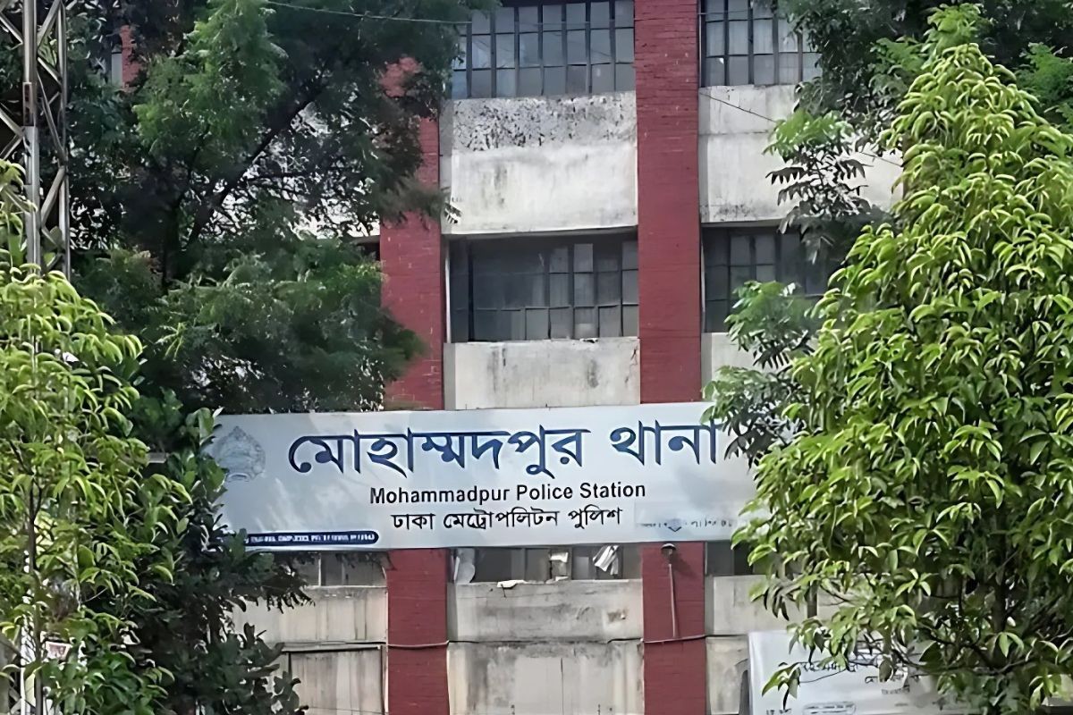 মোহাম্মদপুরে চাপাতি ধরে ৪১ হাজার টাকা ছিনতাই
