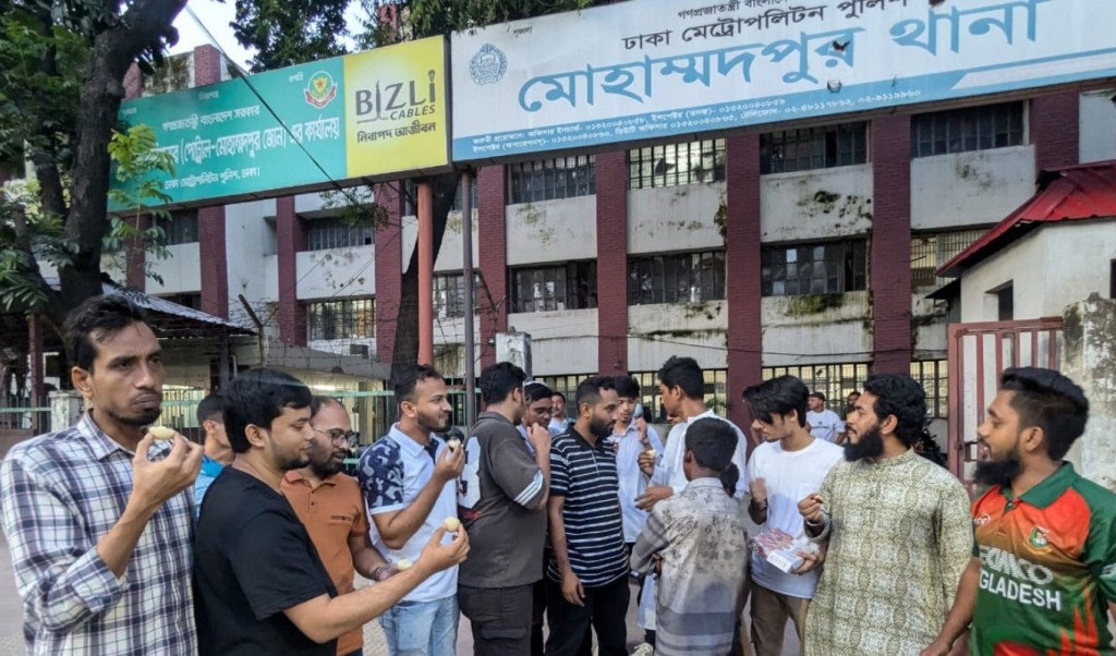 মোহাম্মদপুরের সমালোচিত ওসিকে বদলির ঘটনায় এলাকাবাসীর মিষ্টি বিতরণ 3 মোহাম্মদপুরের সমালোচিত ওসিকে বদলির ঘটনায় এলাকাবাসীর মিষ্টি বিতরণ 1756048011 মোহাম্মদপুরের সমালোচিত ওসিকে বদলির ঘটনায় এলাকাবাসীর মিষ্টি বিতরণ