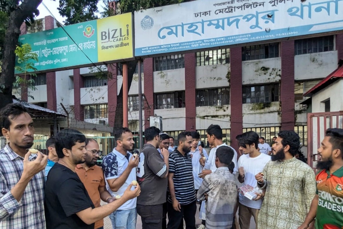 মোহাম্মদপুরের সমালোচিত ওসিকে বদলির ঘটনায় এলাকাবাসীর মিষ্টি বিতরণ