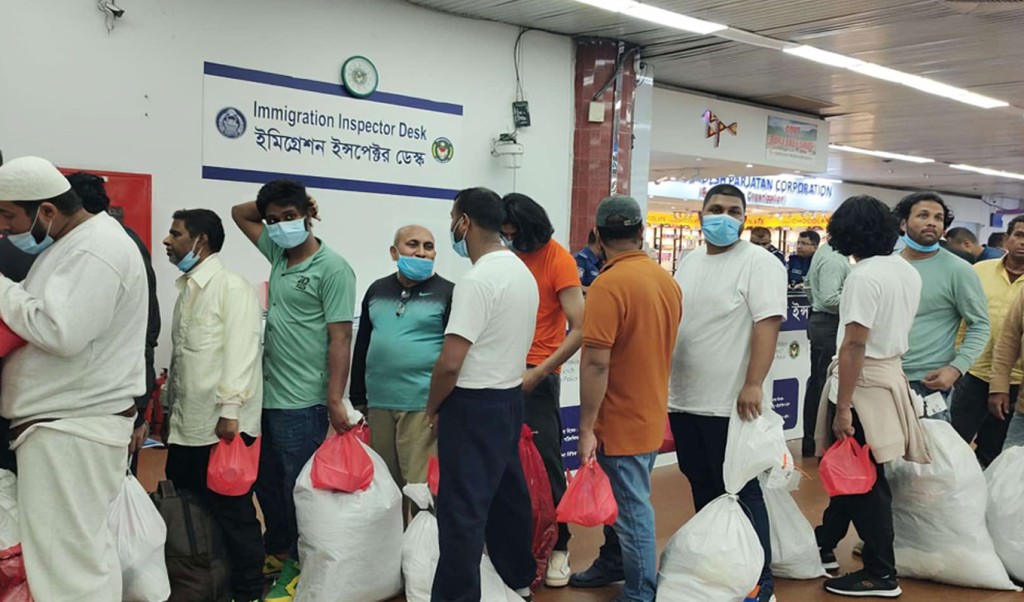 যুক্তরাষ্ট্র থেকে যে কারণে ফেরত এলেন ৩৯ বাংলাদেশি 1754114850 যুক্তরাষ্ট্র থেকে যে অভিযোগে ফেরত এলেন ৩৯ বাংলাদেশি