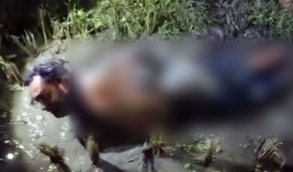 যুবককে হাত পা বেঁধে খাদে ফেলে দিলো. 1754901228 যুবককে হাত-পা বেঁধে নিয়ে যাওয়ার সময় টর্চলাইট দেখে পালালো দুর্বৃত্তরা