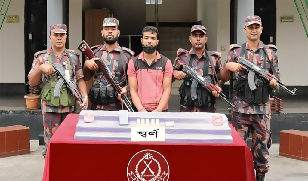 যুবকের কোমর থেকে প্রায় কোটি টাকার সোনা উদ্ধার 1755834157 প্রায় কোটি টাকার স্বর্ণবার কোমরে লুকিয়ে পাচারকালে এক যুবক আটক