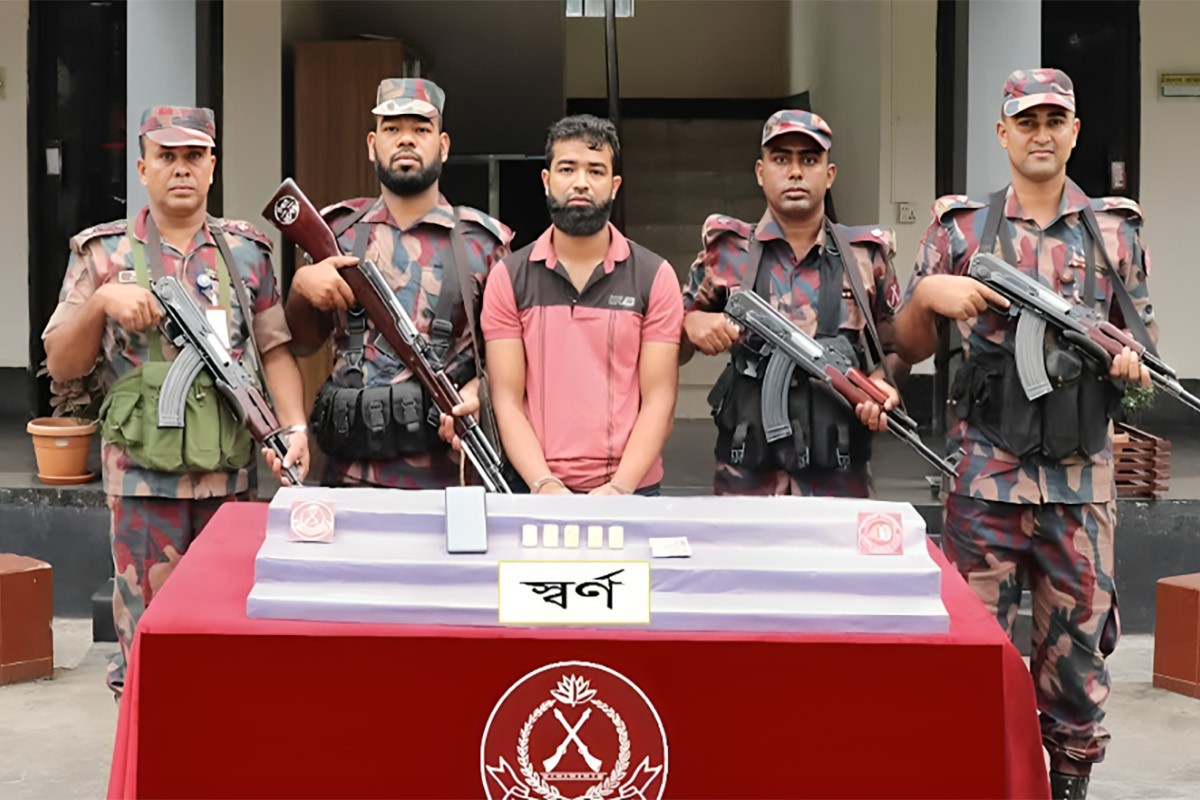 প্রায় কোটি টাকার স্বর্ণবার কোমরে লুকিয়ে পাচারকালে এক যুবক আটক
