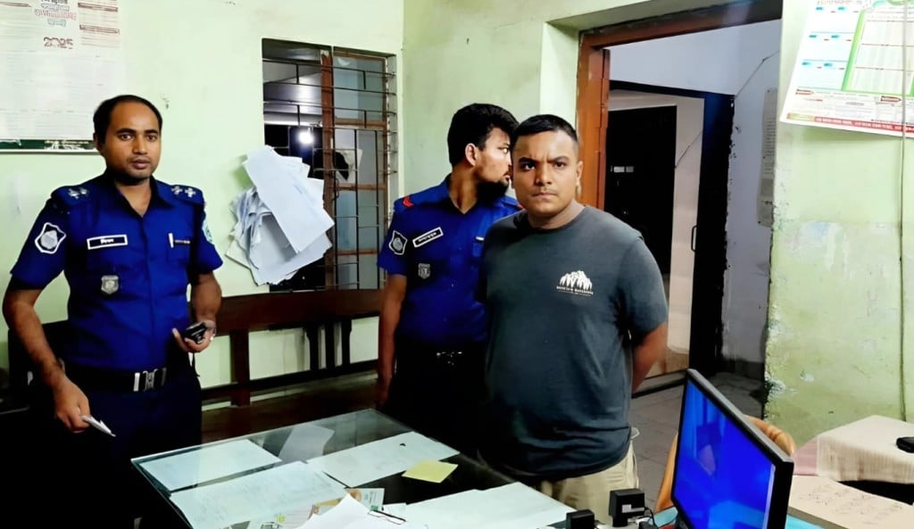 যৌথবাহিনীর অভিযানে ২১ বোতল ফেনসিডিলসহ জুলাই যোদ্ধা আটক 1754968108 যৌথবাহিনীর অভিযানে ২১ বোতল ফেনসিডিলসহ ‘জুলাইযোদ্ধা’ আটক