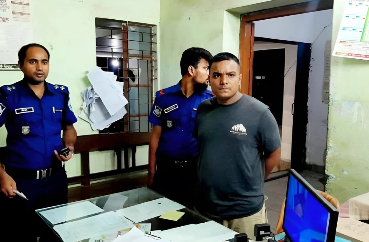 যৌথবাহিনীর অভিযানে ২১ বোতল ফেনসিডিলসহ ‘জুলাইযোদ্ধা’ আটক