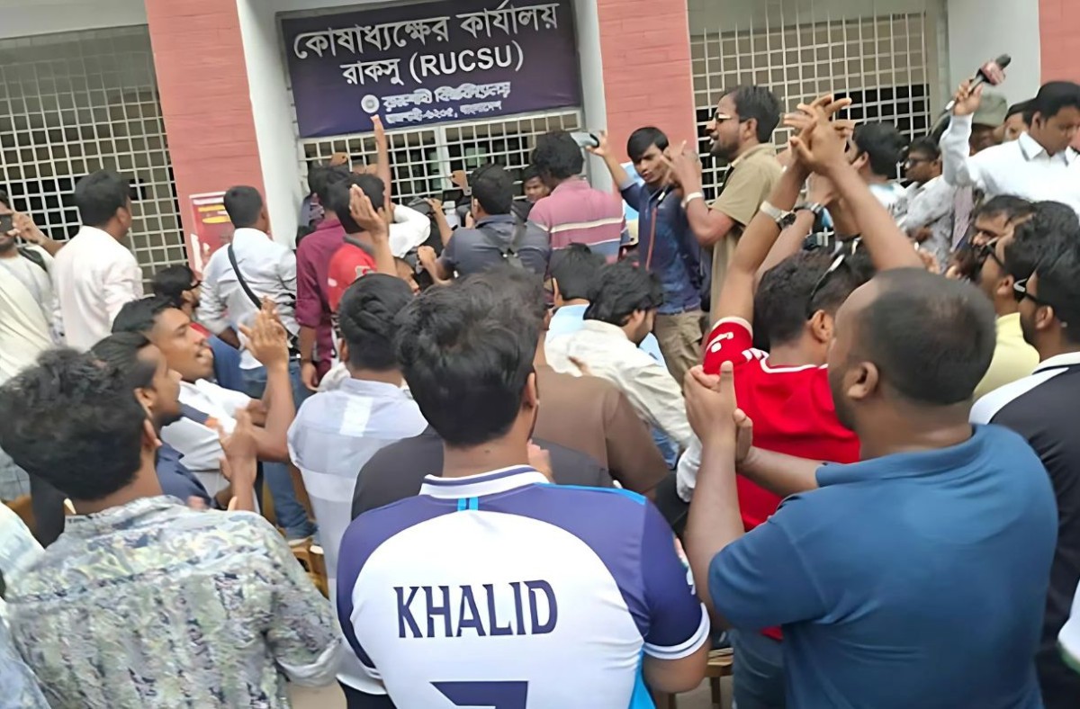 রাকসুর কার্যালয়ে ছাত্রদলের হামলা, গেটে তালা