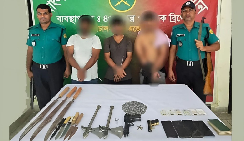রাজধানীতে যৌথবাহিনীর অভিযানে অস্ত্রসহ গ্রেপ্তার ৪ 1756627254 রাজধানীতে যৌথবাহিনীর অভিযানে অস্ত্রসহ গ্রেপ্তার ৪