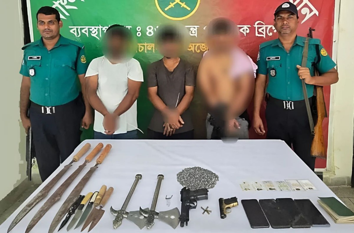 রাজধানীতে যৌথবাহিনীর অভিযানে অস্ত্রসহ গ্রেপ্তার ৪