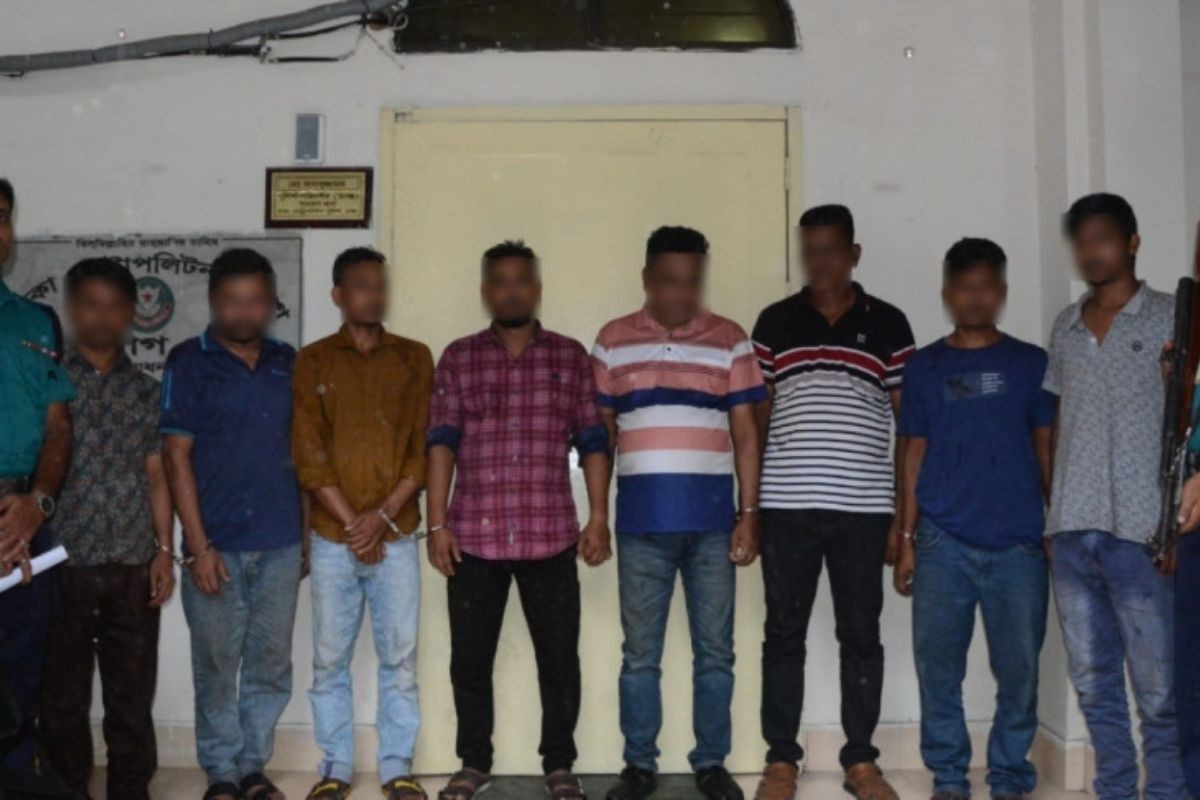 রাজধানীতে র‍্যাব পরিচয়ে ডাকাতির ঘটনায় গ্রেপ্তার ৮