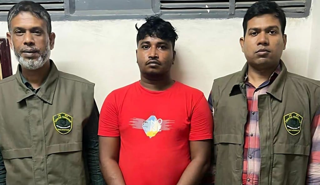 রাজধানীতে শীর্ষ সন্ত্রাসী ‘ভাগ্নে বিল্লাল গ্রেপ্তার 1755590880 রাজধানীতে শীর্ষ সন্ত্রাসী ‘ভাগ্নে বিল্লাল’ গ্রেপ্তার