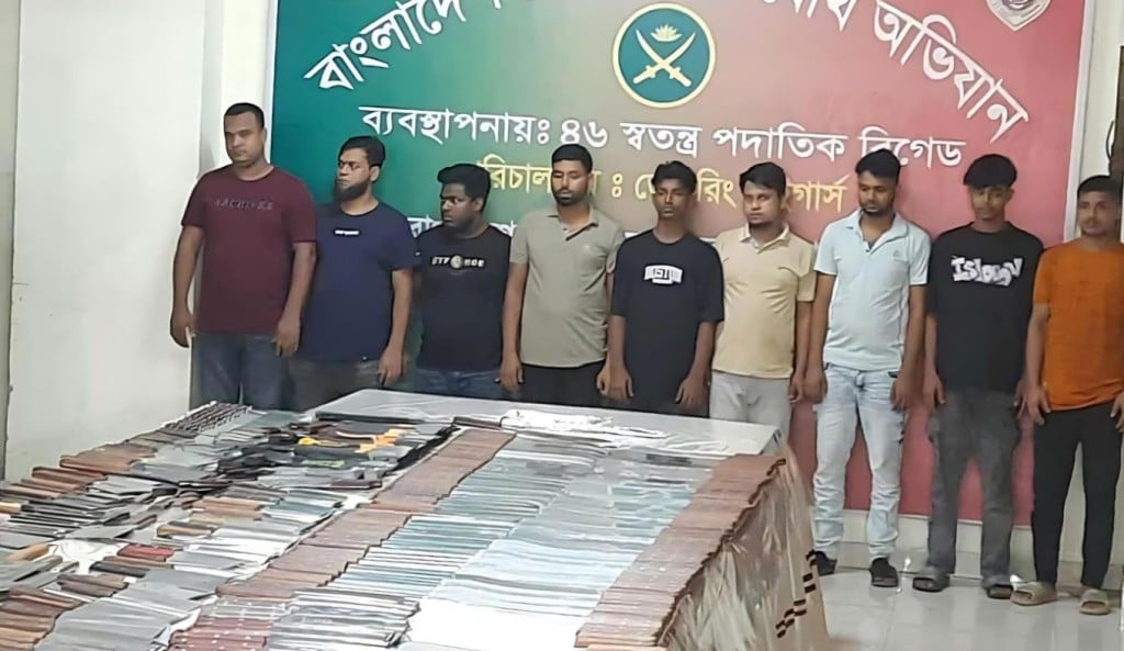 রাজধানীর নিউমার্কেট থেকে ১ হাজার ১০০ ধারালো অস্ত্র উদ্ধার গ্রেপ্তার ৯ 1754792158 রাজধানীর নিউমার্কেট থেকে ১ হাজার ১০০ ধারালো অস্ত্র উদ্ধার, গ্রেপ্তার ৯