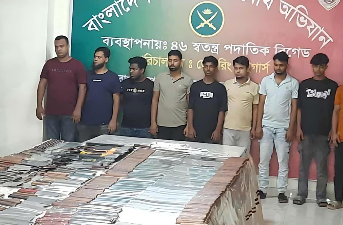 রাজধানীর নিউমার্কেট থেকে ১ হাজার ১০০ ধারালো অস্ত্র উদ্ধার, গ্রেপ্তার ৯