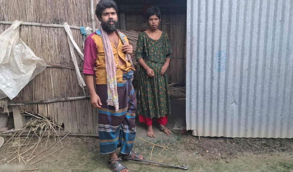 রাজবাড়ীতে ১০ বছর ধরে শিকলবন্দি দুই ভাইবোন 4 রাজবাড়ীতে ১০ বছর ধরে শিকলবন্দি দুই ভাইবোন 1756460210 রাজবাড়ীতে ১০ বছর ধরে শিকলবন্দি দুই ভাইবোন