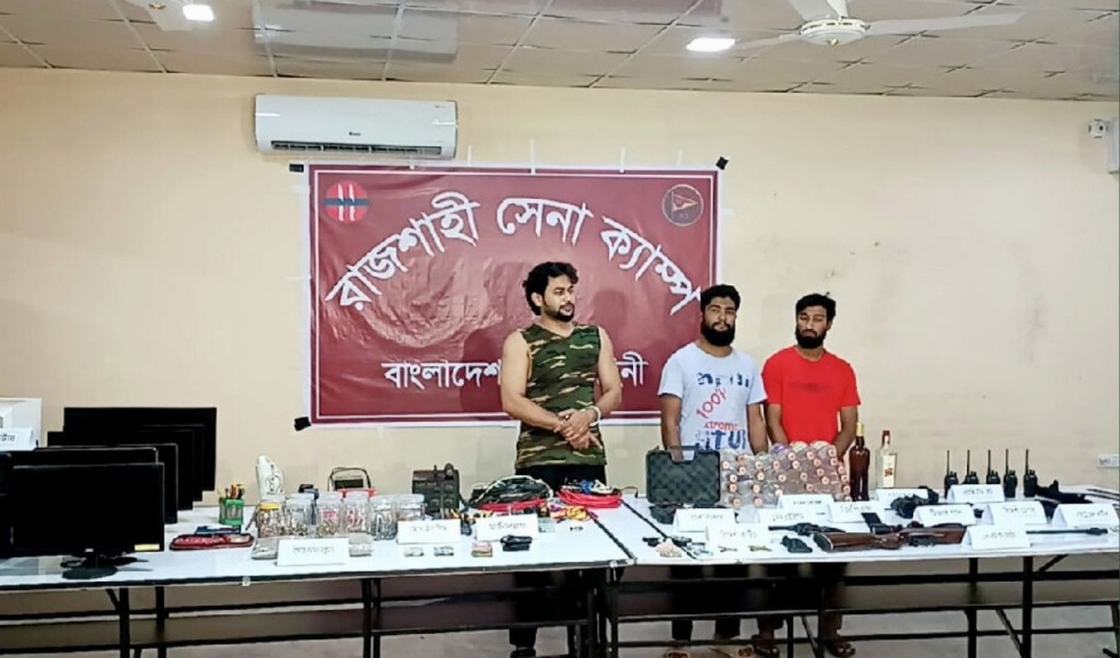 রাজশাহীতে কোচিং সেন্টারে অস্ত্র-বোমা তৈরির সরঞ্জাম, আটক ৩ 2 রাজশাহীতে কোচিং সেন্টারে অস্ত্র বোমা তৈরির সরঞ্জাম আটক ৩ 1755342480 রাজশাহীতে কোচিং সেন্টারে অস্ত্র-বোমা তৈরির সরঞ্জাম, আটক ৩