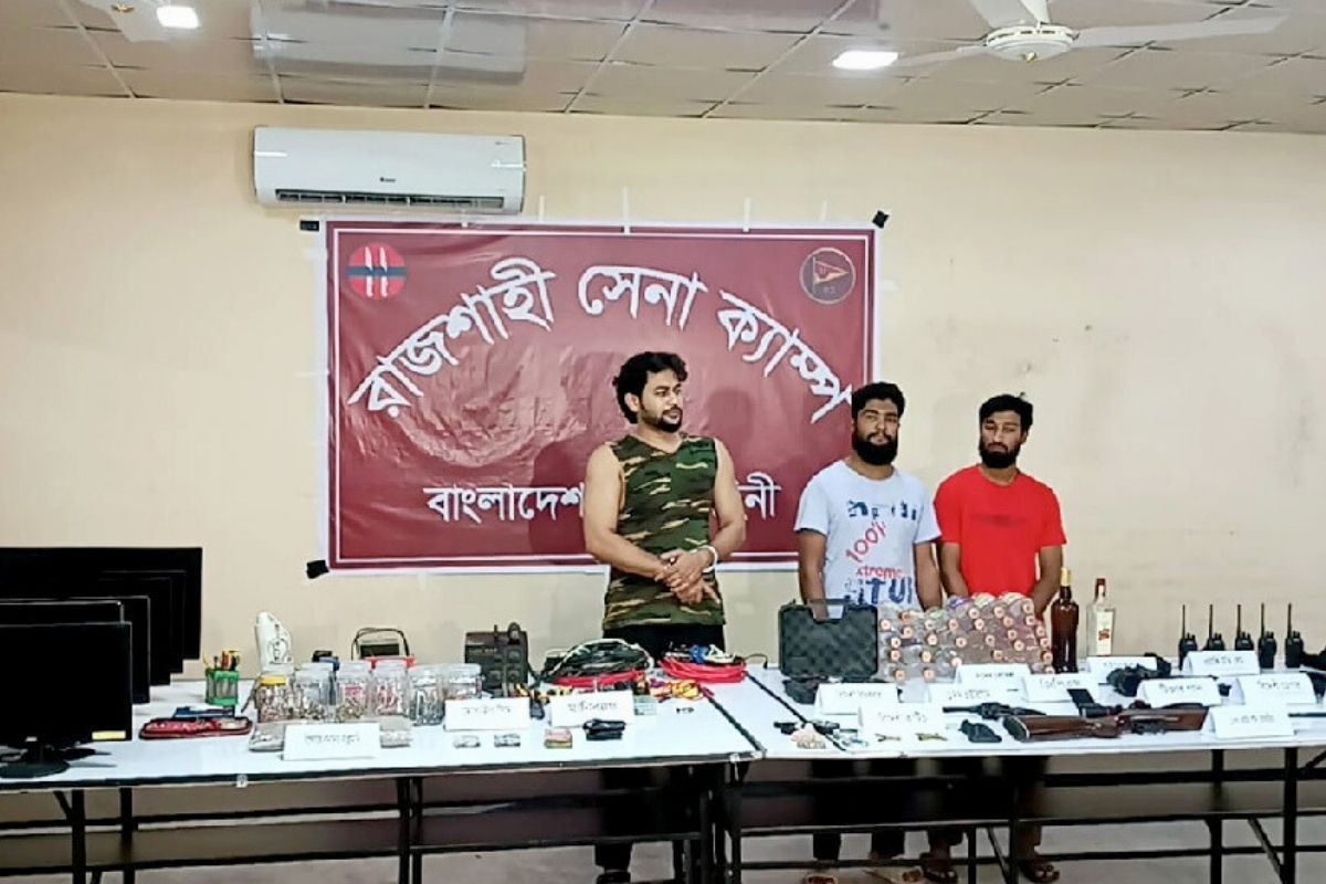 রাজশাহীতে কোচিং সেন্টারে অস্ত্র-বোমা তৈরির সরঞ্জাম, আটক ৩