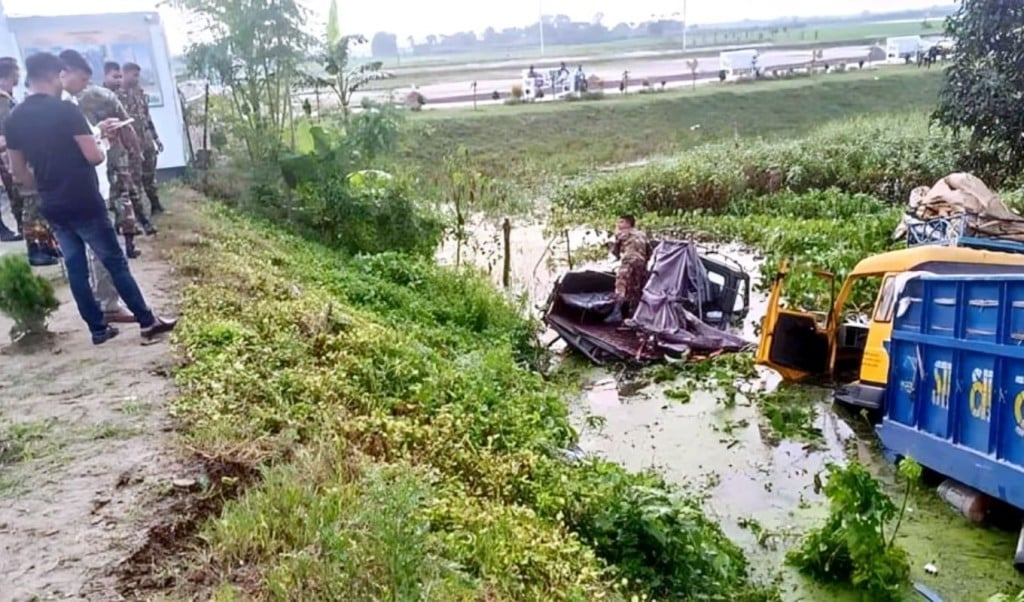 রাজশাহীতে সেনাবাহিনীর ভ্যানে ট্রাকের ধাক্কা ৮ সেনাসদস্য আহত 1756179126 রাজশাহীতে সেনাবাহিনীর ভ্যানে ট্রাকের ধাক্কা, ৮ সেনাসদস্য আহত