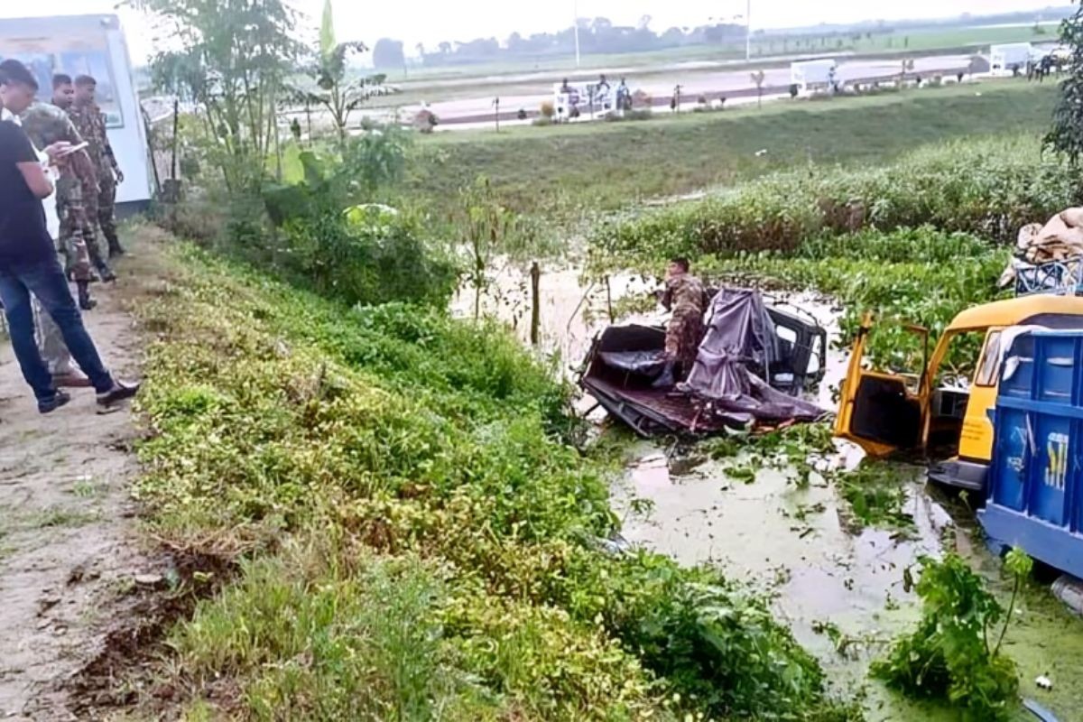 রাজশাহীতে সেনাবাহিনীর ভ্যানে ট্রাকের ধাক্কা, ৮ সেনাসদস্য আহত