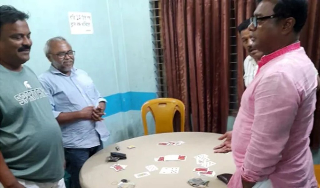 রাতে জুয়া ও মাদকের আসরে আটক বিএনপি নেতাসহ ৩৪ জন, পরদিন জামিন 6 রাতে জুয়া ও মাদকের আসরে আটক বিএনপি নেতাসহ ৩৪ জন পরদিন জামিন 1755097407 রাতে জুয়া ও মাদকের আসরে আটক বিএনপি নেতাসহ ৩৪ জন, পরদিন জামিন