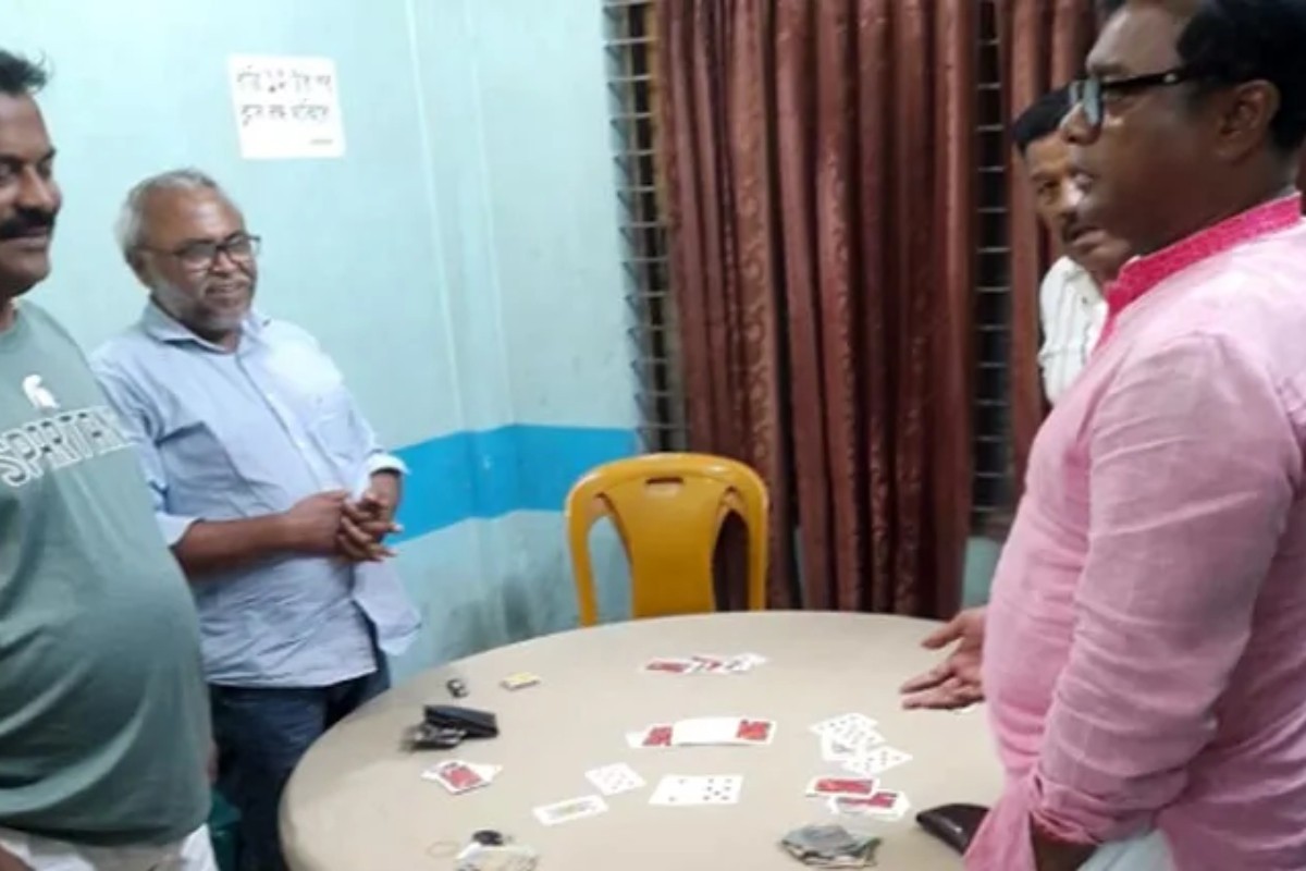 রাতে জুয়া ও মাদকের আসরে আটক বিএনপি নেতাসহ ৩৪ জন, পরদিন জামিন
