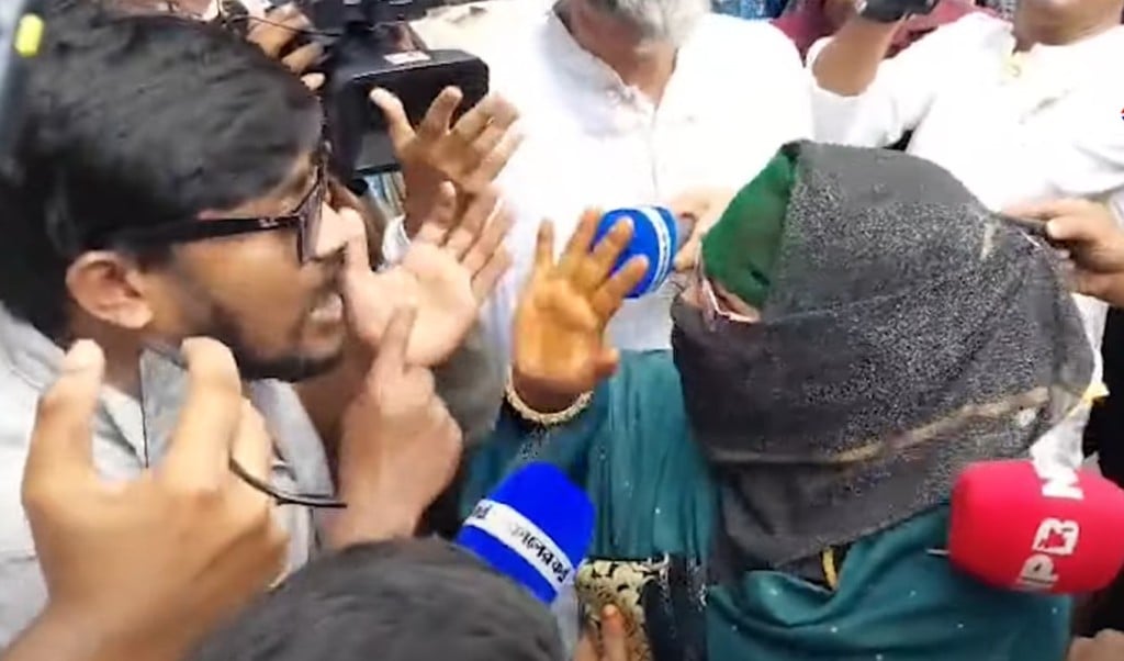 রাতে ধানমণ্ডিতে পথচারীও রেহাই পায়নি 1755239152 রাতে ধানমন্ডিতে পথচারীও রেহাই পায়নি