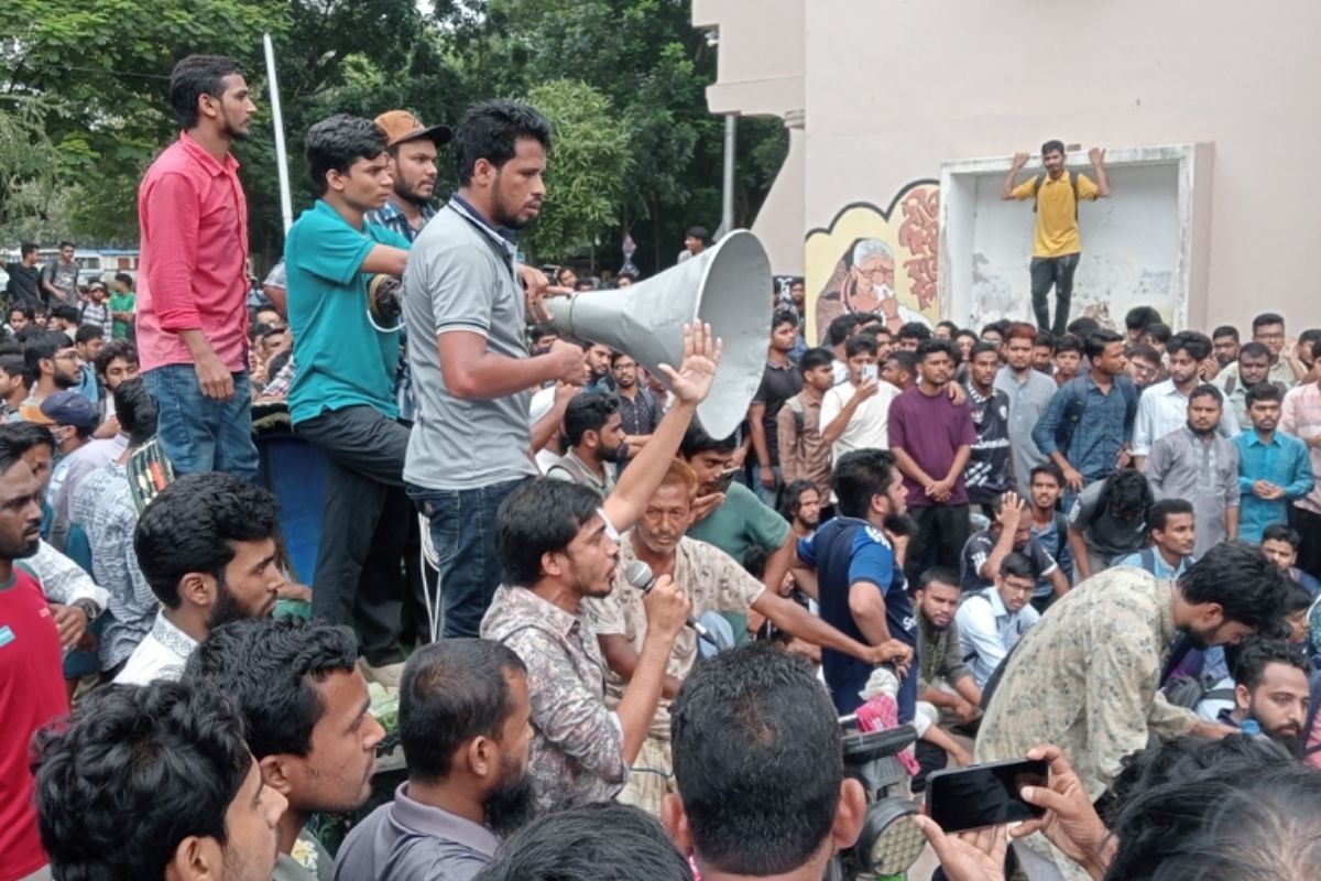 রাবিতে শিক্ষার্থীদের প্রতিরোধে পিছু হটল ছাত্রদল, তালা ভেঙে মনোনয়ন বিতরণ শুরু