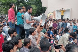 রাবিতে শিক্ষার্থীদের প্রতিরোধে পিছু হটল ছাত্রদল, তালা ভেঙে মনোনয়ন বিতরণ শুরু