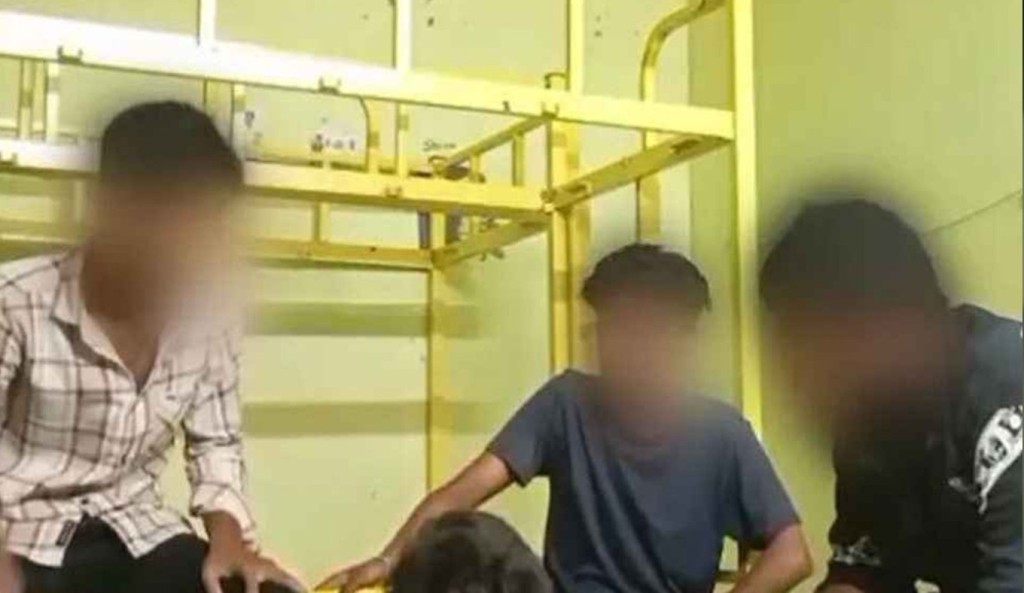 র‍্যাগিংয়ের নামে শিক্ষার্থীকে ইলেকট্রিক শক ভিডিও ভাইরাল 1754813788 র‍্যাগিংয়ের নামে শিক্ষার্থীকে ইলেকট্রিক শক, ভিডিও ভাইরাল