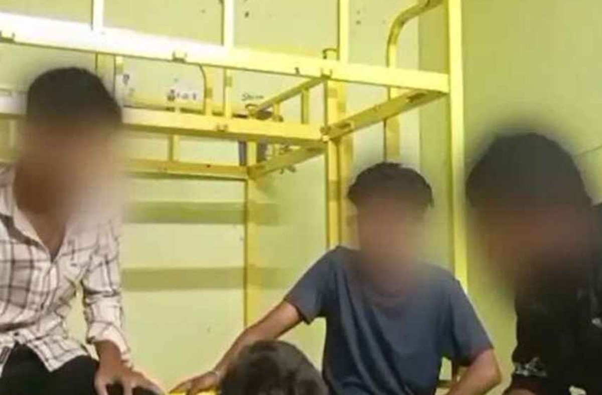 র‍্যাগিংয়ের নামে শিক্ষার্থীকে ইলেকট্রিক শক, ভিডিও ভাইরাল
